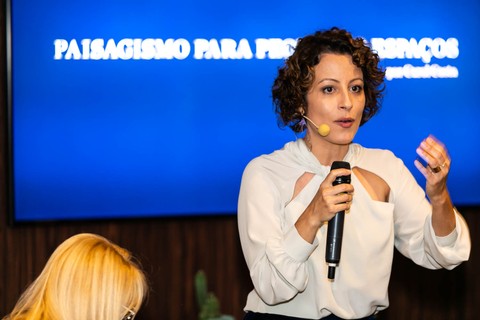 Carol Costa liderou a palestra Paisagismo para Poucos Espaços
