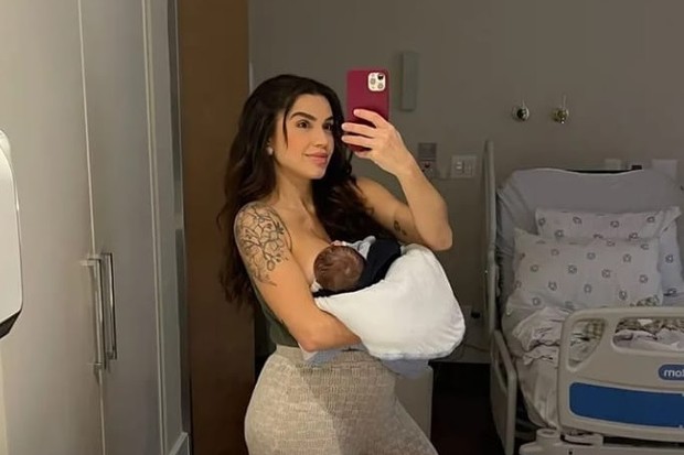 Paula Amorim amamenta o filho-recém-nascido, Théo (Foto: Reprodução/Instagram)