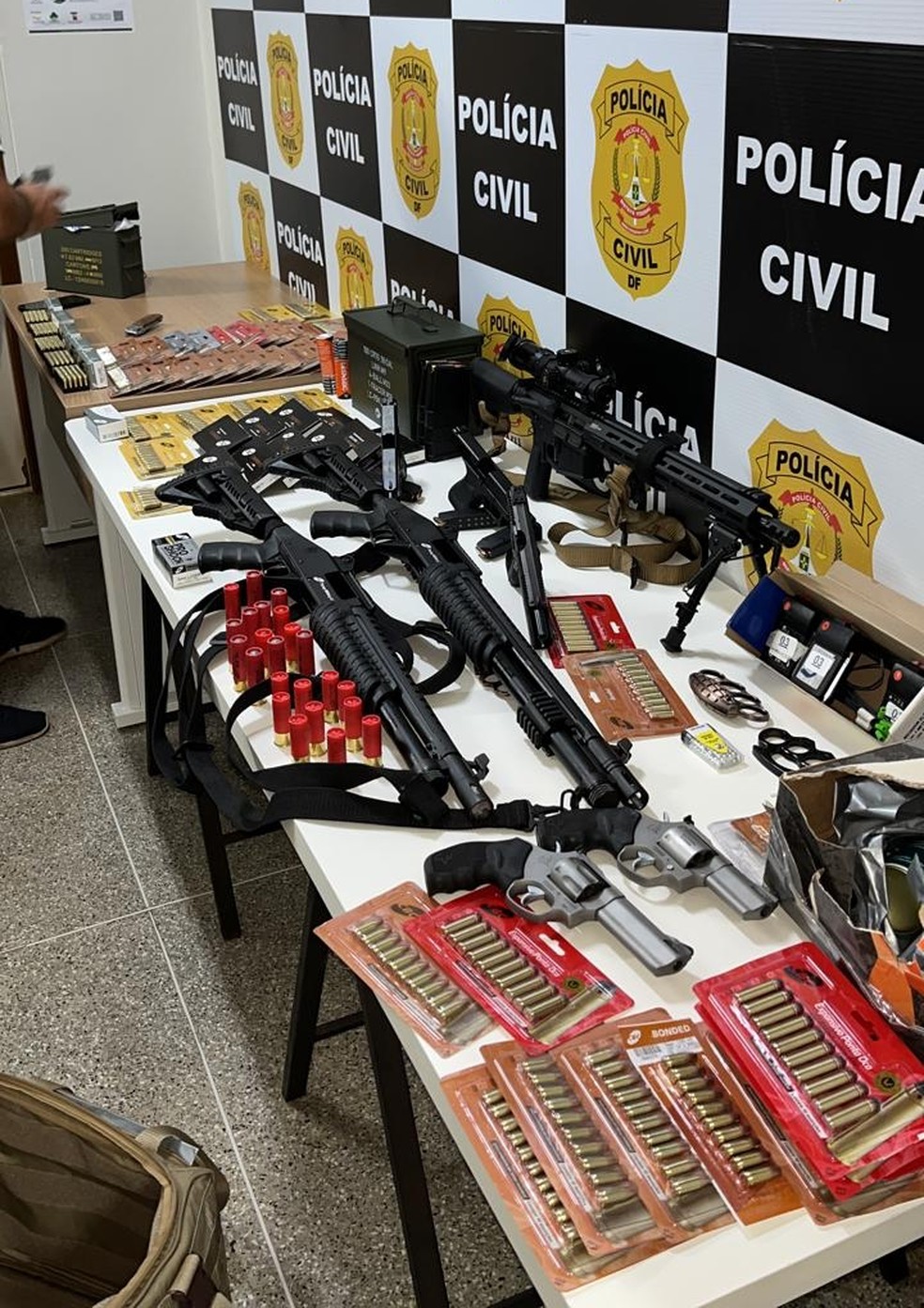 Polícia apreendeu arsenal com armas e munições com o suspeito de deixar um artefato explosivo perto do aeroporto de Brasília — Foto: Divulgação/Polícia Civil
