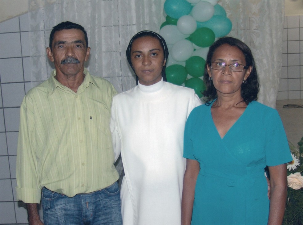 Ozana Alves com os pais no seu tempo de freira â€” Foto: Arquivo Pessoal