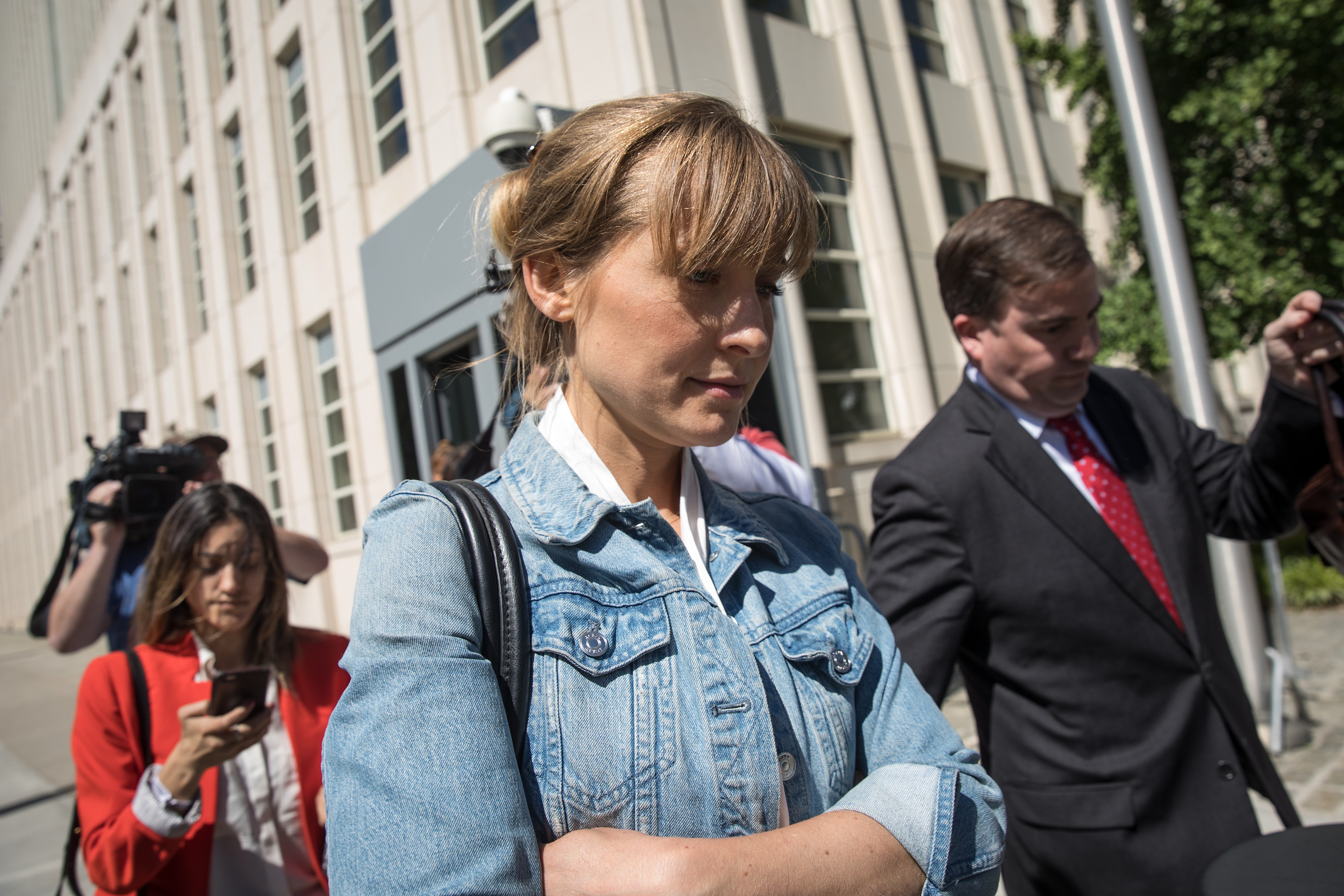 L'attrice Allison Mack si è unita ai suoi avvocati dopo l'ultima udienza in tribunale in cui è stata accusata di sfruttamento sessuale (Immagine: Getty Images)