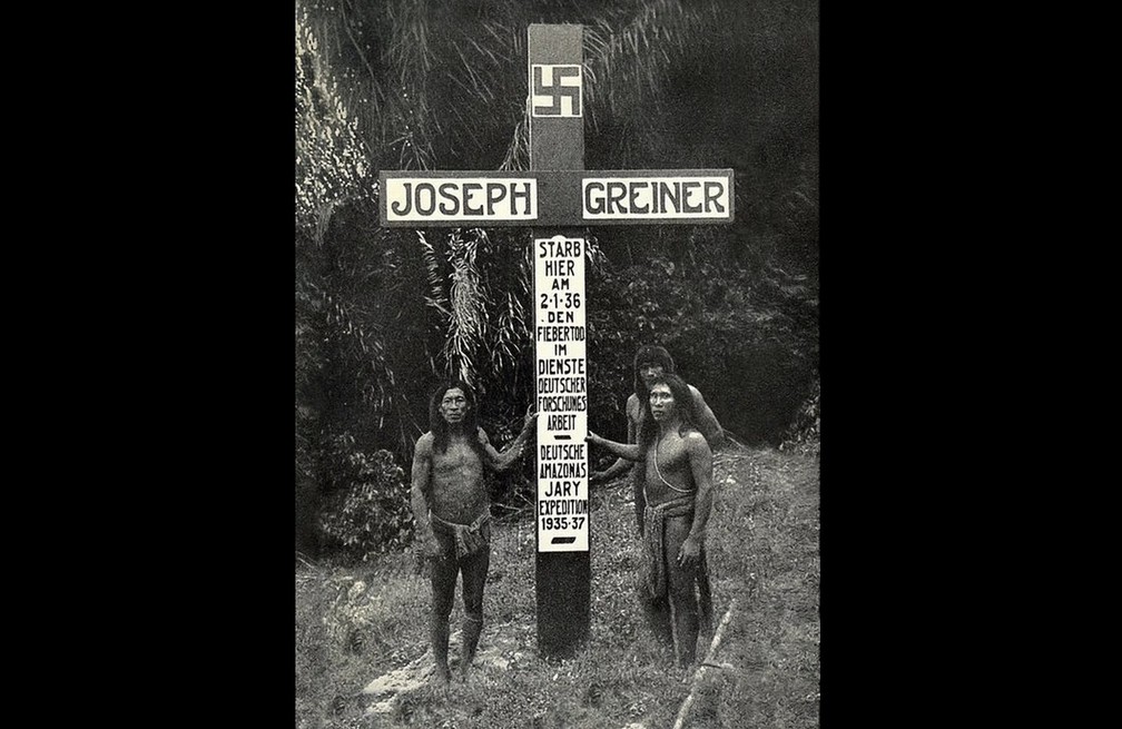 Imagem da época mostra indígenas da região com a cruz de Joseph Greiner — Foto: Reprodução