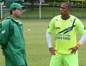 Walter, atacante do Goiás, e Enderson Moreira, técnico do Goiás (Foto: Rosiron Rodrigues/Goiás E.C)