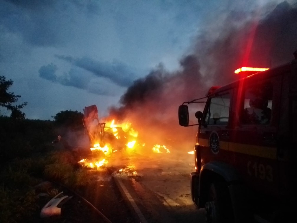 Acidente envolveu duas carretas e um caminhão guincho — Foto: Corpo de Bombeiros/ Divulgação
