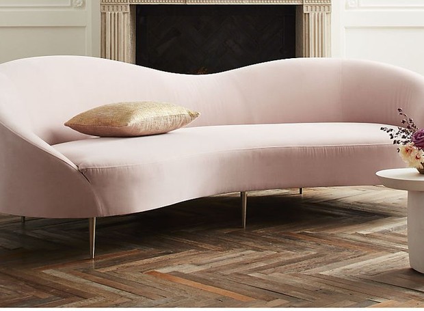 O sofá com encosto ondulado está disponível em rosa e cinza (Foto: CB2/ Reprodução)