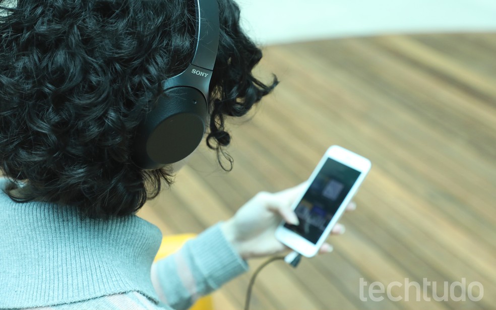 O WH-1000XM2 também funciona de forma passiva, sem gastar bateria. Basta plugar o cabo P2 e começar a ouvir sem ligar o acessório — Foto: Yuri Hildebrand/TechTudo