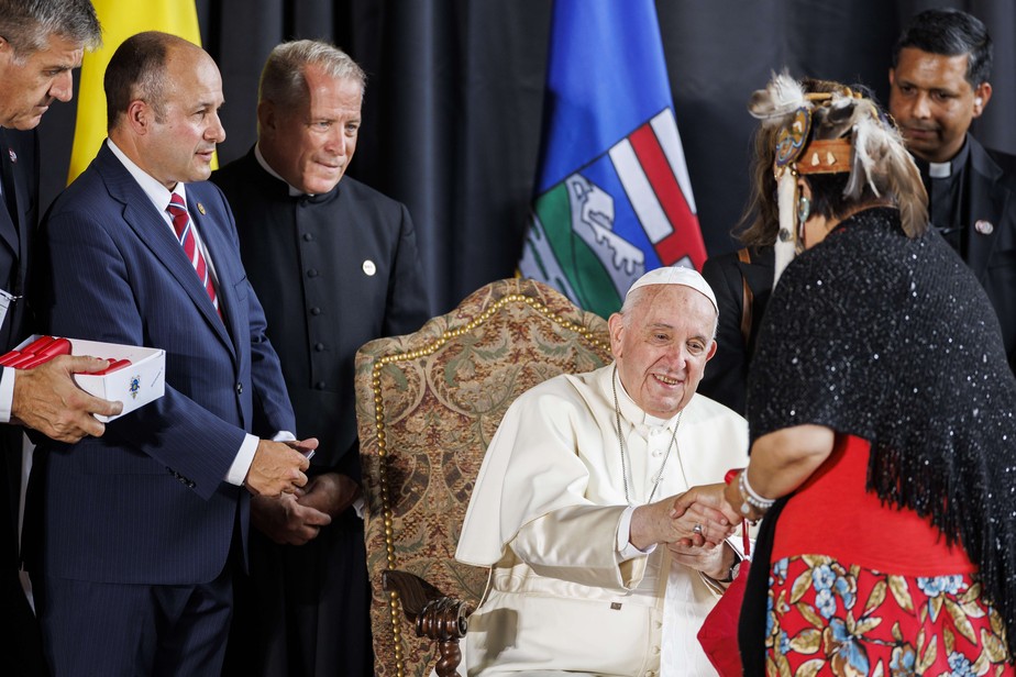 Papa Francisco cumprimenta lideranças indígenas em recepção em Edmonton, no Canadá