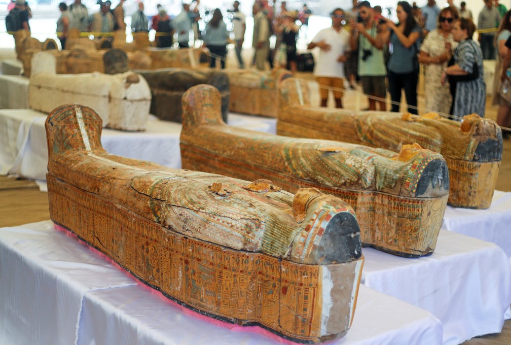 Turistas conferem os sarcófagos revelados neste sábado no Egito — Foto: Mohamed Abd El Ghany/Reuters