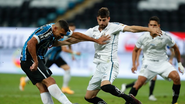 Diego Souza e Luan Peres disputam a bola
