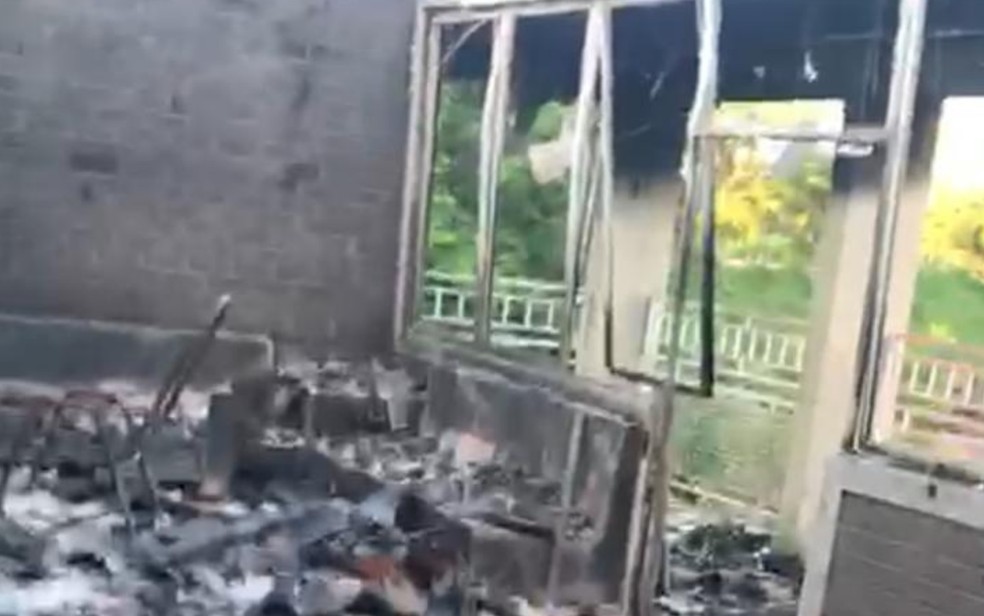 Foto mostra que casa ficou completamente destruída após incêndio em Jussara, Goiás — Foto: Nelson Sousa/Arquivo pessoal