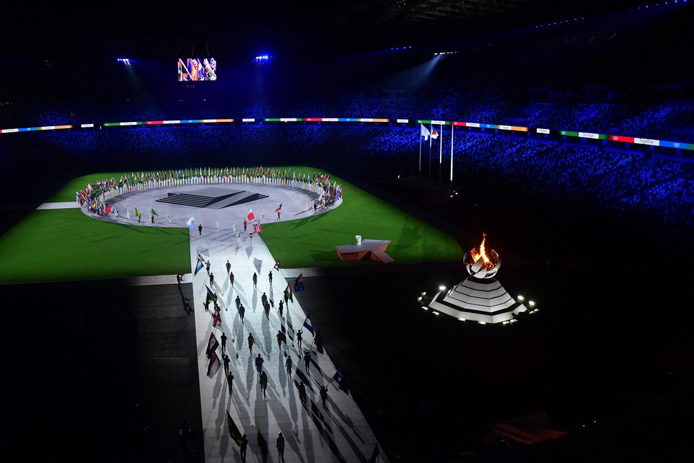 Porta-bandeiras na cerimônia de encerramento dos Jogos Olímpicos de Tóquio em 8 de agosto de 2021 — Foto: Daniel Leal-Olivas/AFP