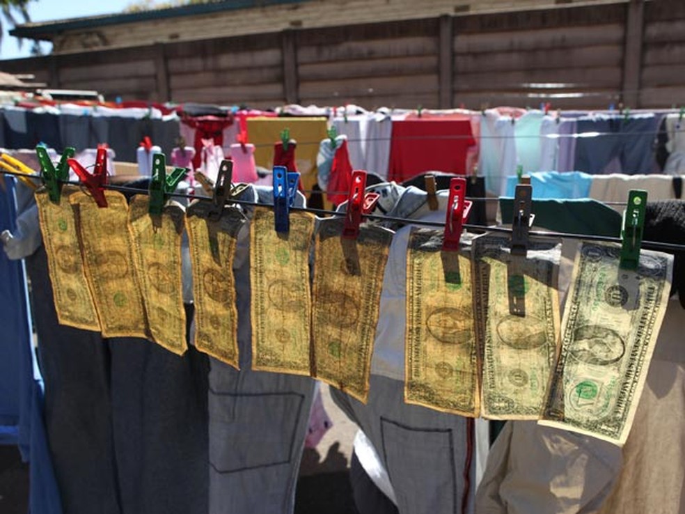 Dinheiro seca sob o sol de Harare, no ZimbÃ¡bue, em imagem de arquivo (Foto: AP )