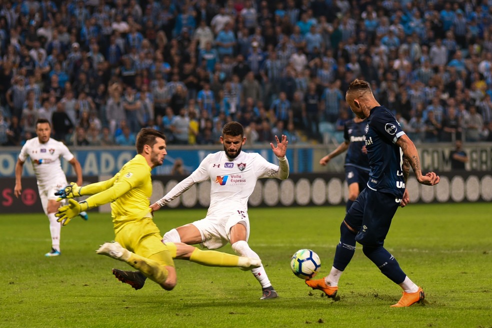 Júlio César impede gol de Everton em Grêmio x Fluminense (Foto: RODRIGO ZIEBELL/ESTADÃO CONTEÚDO)