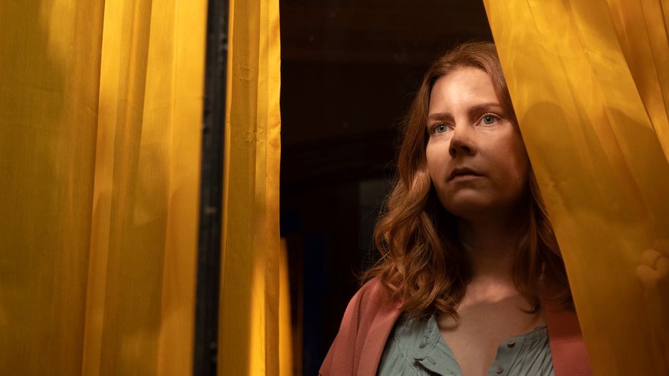 A protagonista de A Mulher na Janela, interpretada por Amy Adams, sofre de agorafobia no filme da Netflix que estreou em maio (Foto: Reprodução/Netflix)