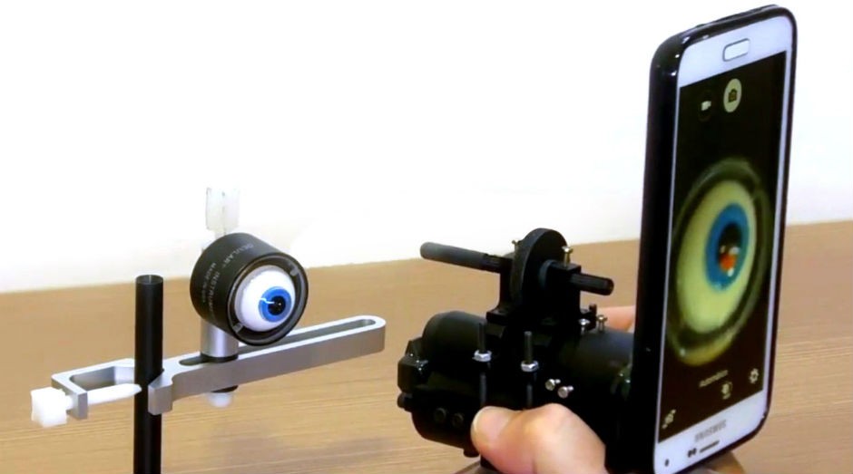 Aparelho permite a realização de exames oculares com smartphones. (Foto: Divulgação)