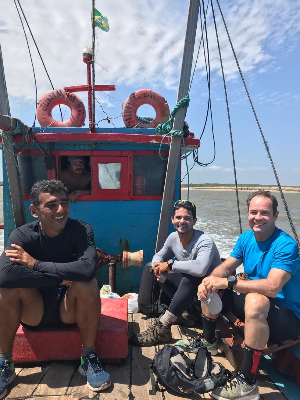 A equipe, com o repÃ³rter Clayton Conservani, num barco durante a aventura na Rota das EmoÃ§Ãµes â€” Foto: LÃ­via Faria