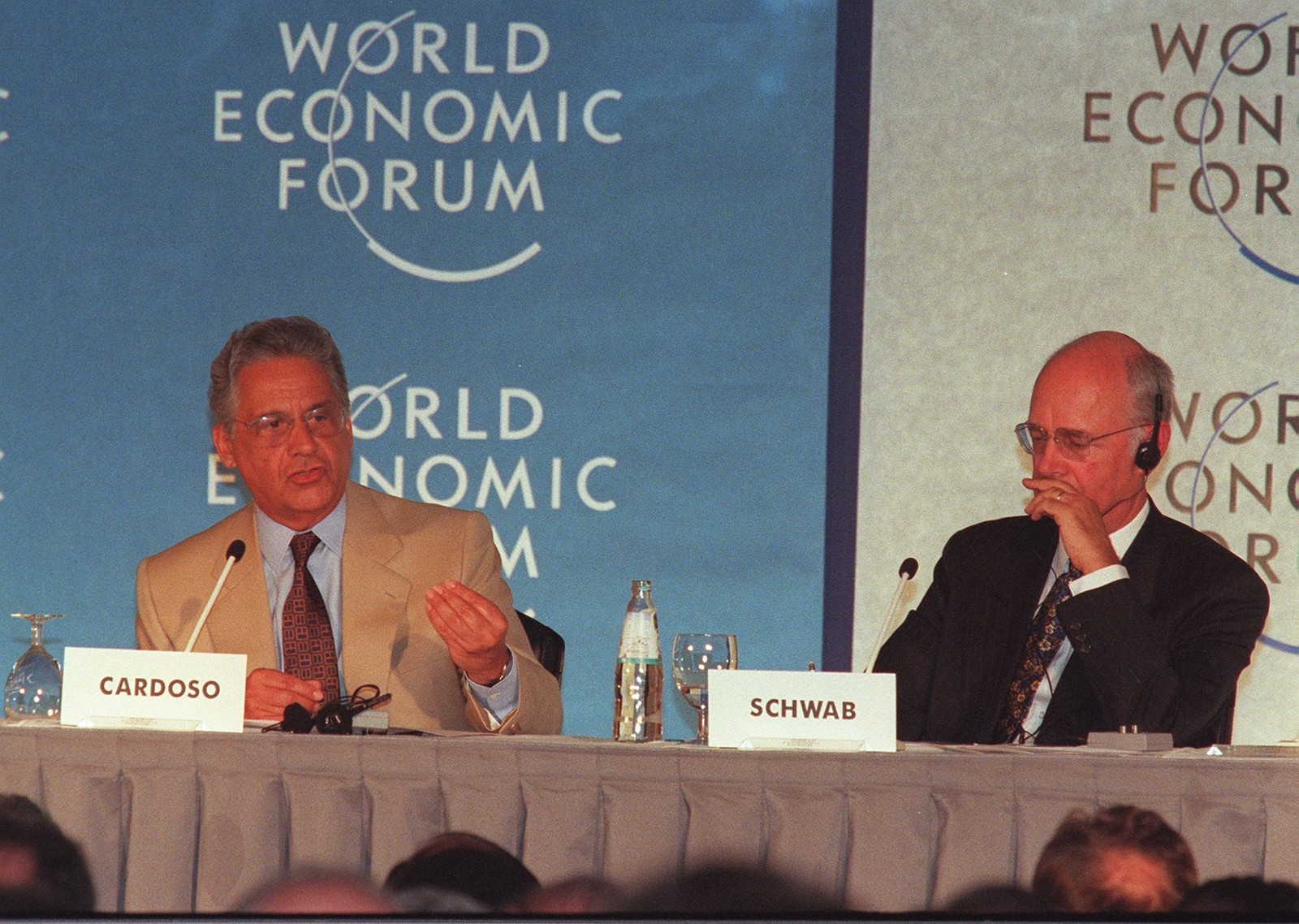 O presidente Fernando Henrique Cardoso discursa no encerramento do WORLD ECONOMIC FORUM AO DE KLAUS SCHWAB PRESIDENTE DO WORLD ECONOMIC FORUM. — Foto: SÉRGIO TOMISAKI