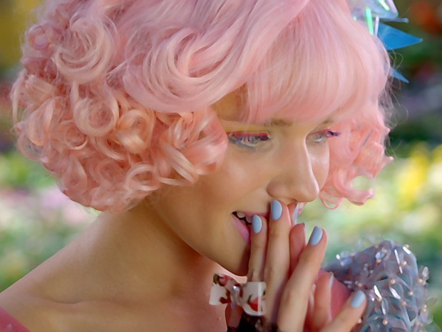 Em Meu Pedacinho de CHão, Bruna usava o cabelo cor de rosa (Foto: TV Globo/Divulgação)