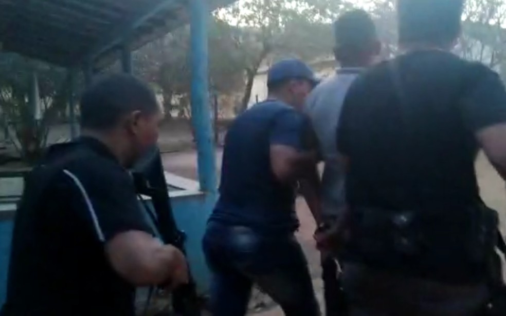 Aluno de 18 anos foi preso escondido em uma fazenda no Nova Roma, GoiÃ¡s â Foto: PolÃ­cia Militar/DivulgacÃ£o