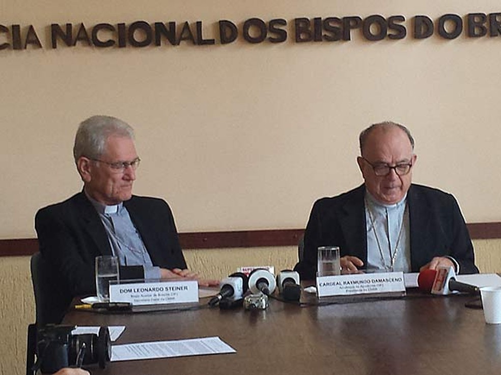 O secretário-geral da CNBB, Dom Leonardo Ulrich Steiner (esquerda), e o presidente da entidade, Raymundo Damasceno Assis — Foto: Isabella Formiga/G1