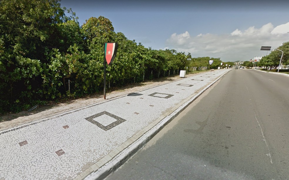 Calçadão de Capim Macio, na avenida Engenheiro Roberto Freire, foi a melhor avaliada em Natal: média de 7,67 — Foto: Reprodução/Google Street View
