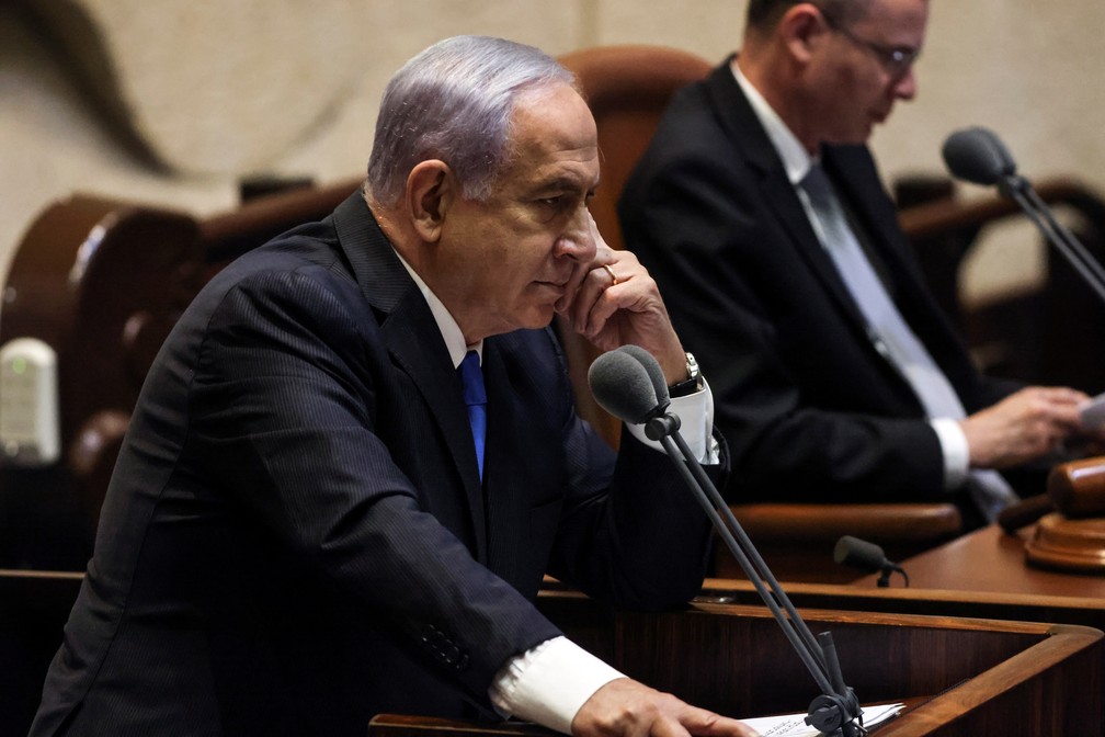 Benjamin Netanyahu na sessão do parlamento em que sua saída do cargo de premiê foi confirmada — Foto: Reuters/Ronen Zvulun