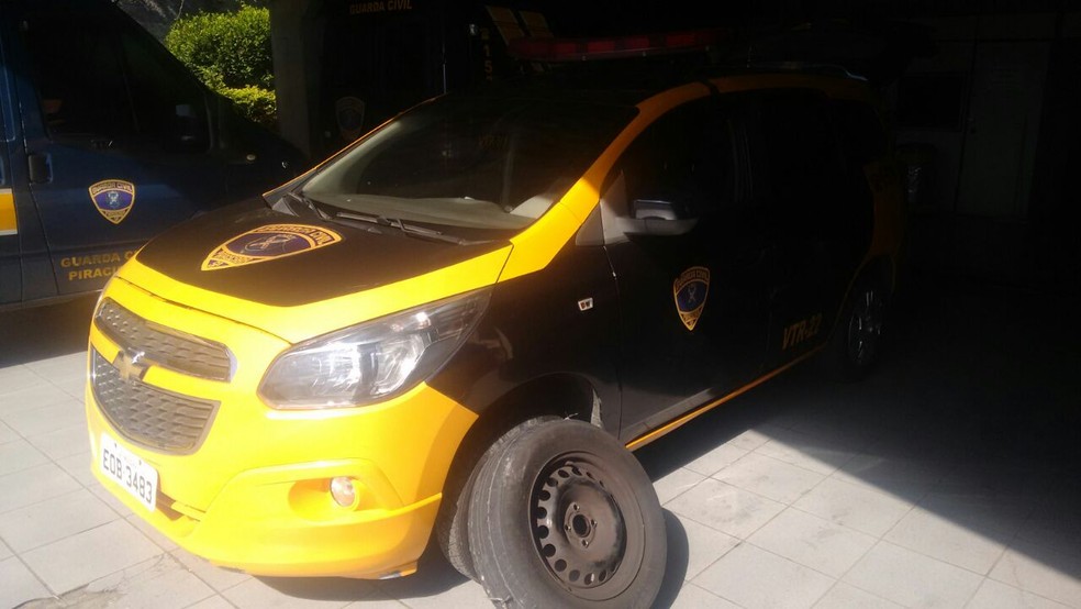Viatura da GCM de Piracicaba teve o pneu furado por pregos jogados por parte da quadrilha que roubou a Caixa Econômica em Piracicaba (Foto: Edijan Del Santo/EPTV)