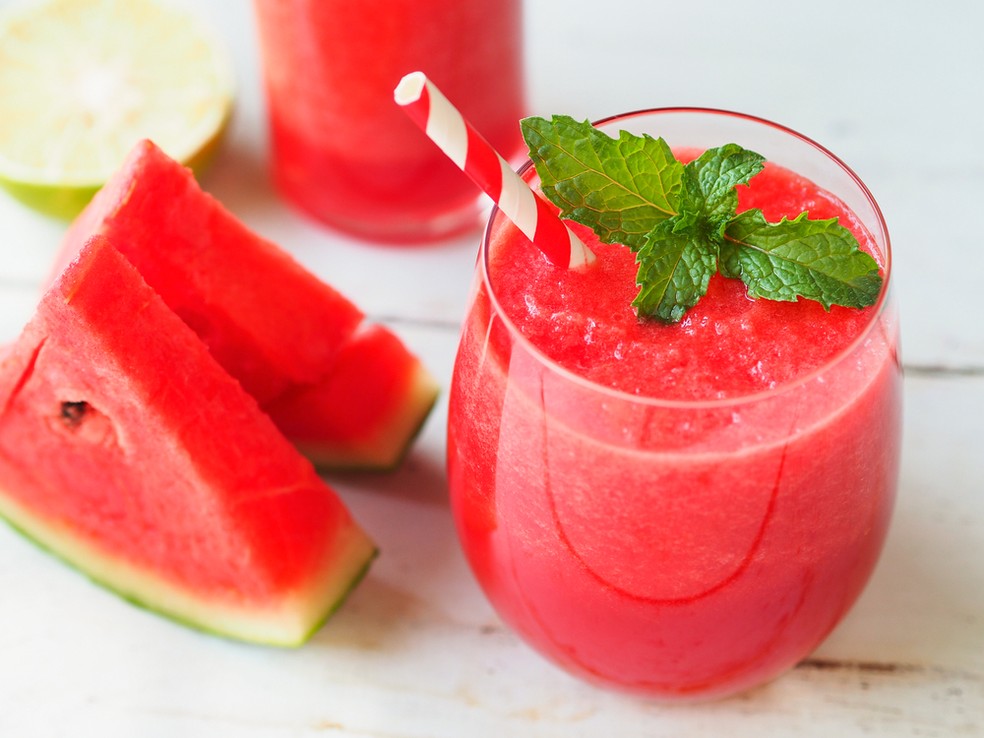O consumo de melancia é indicado para manter o corpo hidratado — Foto: Shutterstock