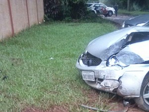 Carro ficou destruído após homem bater no muro de condomínio (Foto: Reprodução/TV TEM)
