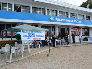 Os funcionários do INSS estão reunidos em frente à sede do INSS no Centro de Boa Vista para informar a população sobre a greve (Foto: Inaê Brandão/G1 RR)