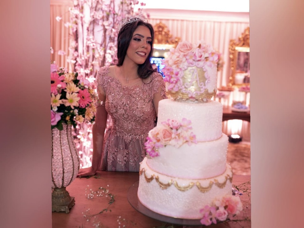 Amanda optou n�o usar vela no bolo com n�mero da idade. � Foto: FJ Studio/ Divulga��o