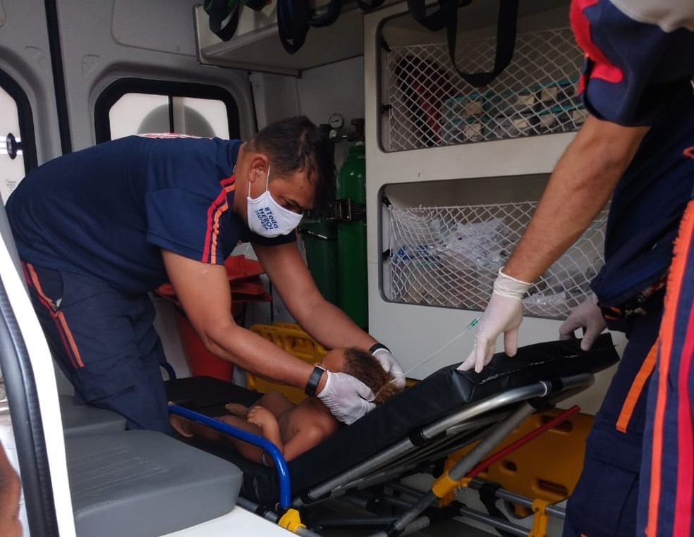 Criança de 1 ano e 8 meses, que se afogou em piscina, recebe atendimento de profissionais do SAMU em Caxias (MA) — Foto: Sargento Lopes/PM/Arquivo pessoal