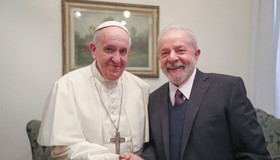 Lula convida o papa Francisco para visitar o Brasil