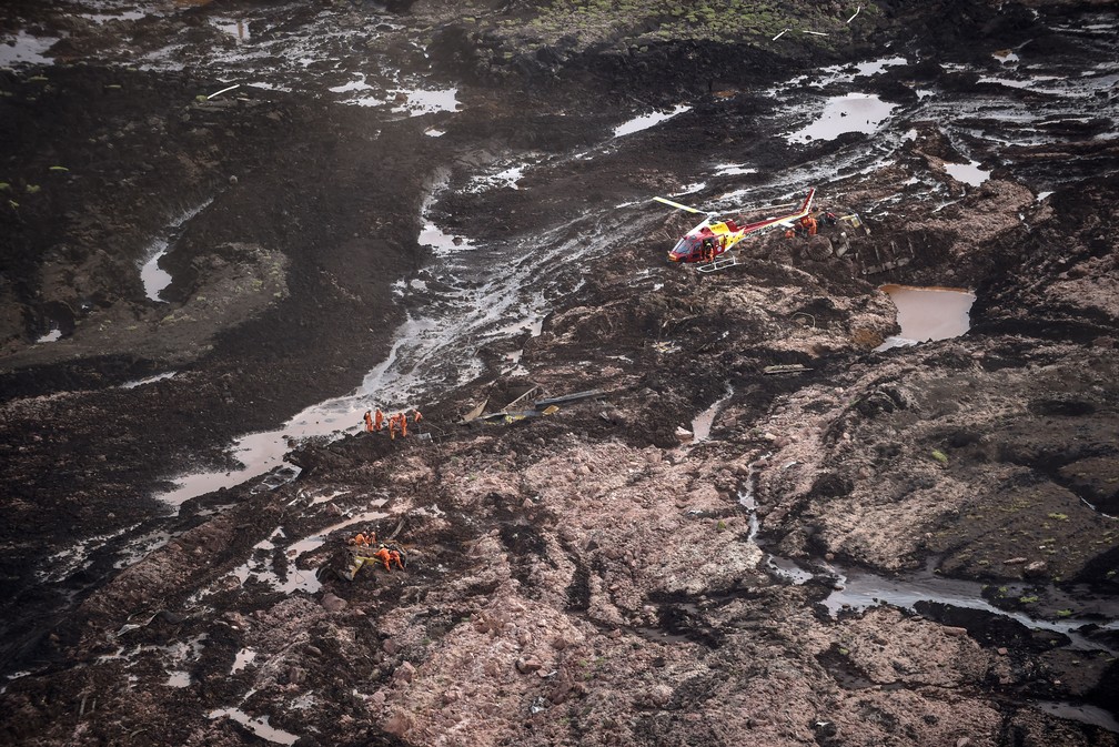Vista aérea mostra bombeiros trabalhando em lama após rompimento de barragem em Brumadinho — Foto: Douglas Magno/ AFP