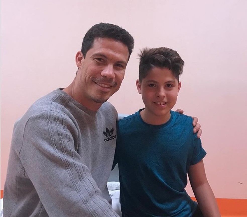Hernanes e o filho Ezequiel: jogador perdeu treinos na semana para ir à Itália cuidar de problema de saúde do garoto — Foto: Reprodução/Instagram