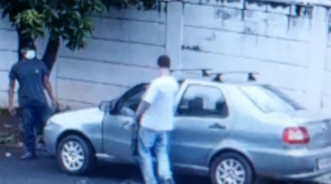 Câmeras registram furto de carro e roubo de celular na zona Sul de Ribeirão Preto, SP; vídeo