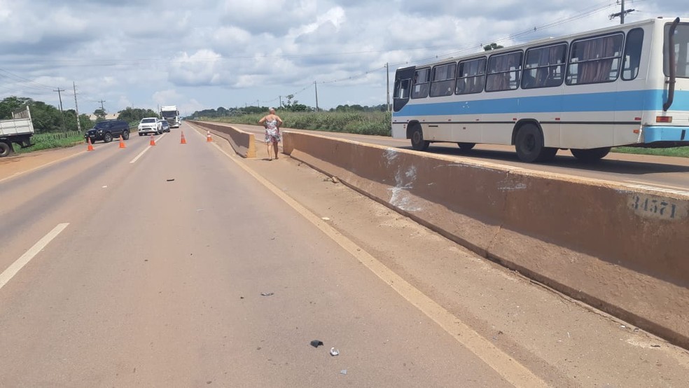 Motociclista tentou fazer manobra em local de passagem de pedestre, na BR-364 em Candeias do Jamari — Foto: PRF/Divulgação 