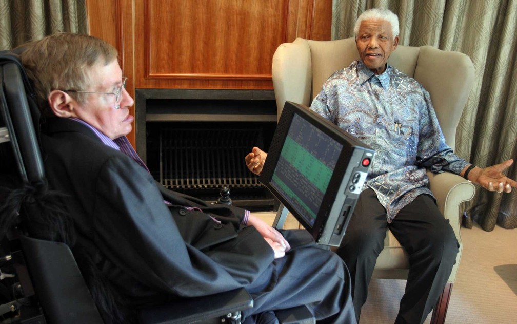 Encontro de Nelson Mandela e Stephen Hawking em Johanesburgo, em 2008 (Foto: Denis Farrell / AFP Photo)