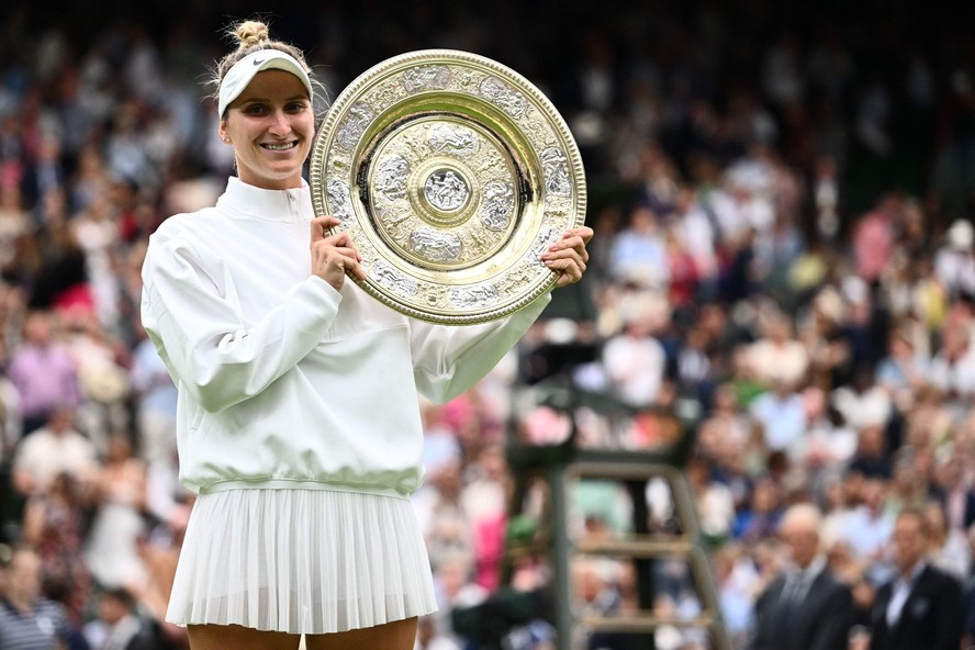 Vondrousova celebra vitória histórica em Wimbledon