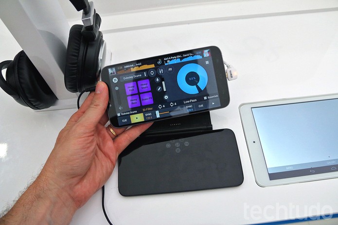 Hero 2 acompanha um minidock que simula uma mesa de DJs (Foto: Fabrício Vitorino/TechTudo) Hero 2 acompanha um minidock que simula uma mesa de DJs (Foto: Fabrício Vitorino/TechTudo)