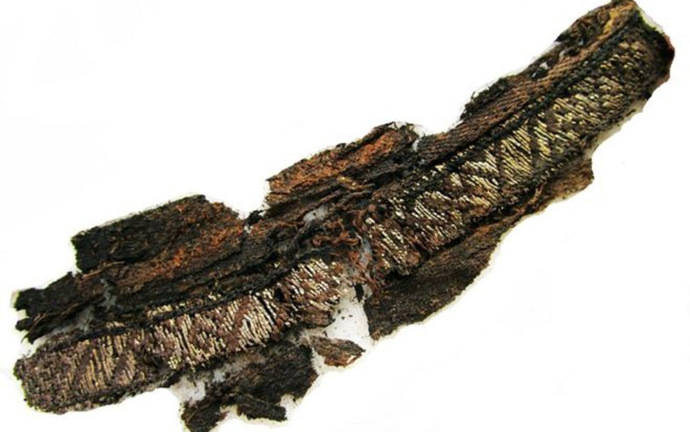 Fragmentos de tecidos feitos de seda e prata foram encontrados em sítios arqueológicos suecos (Foto: Divulgação)