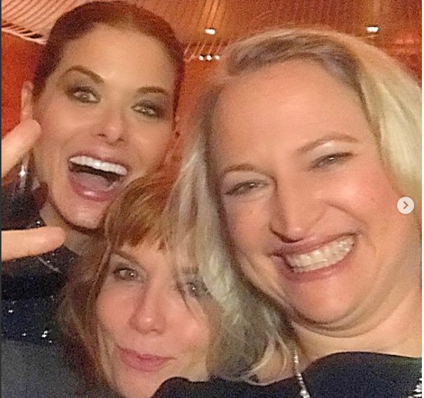 Debra Messing com a amiga Lori Chase e outra amiga de ambas (Foto: Instagram)