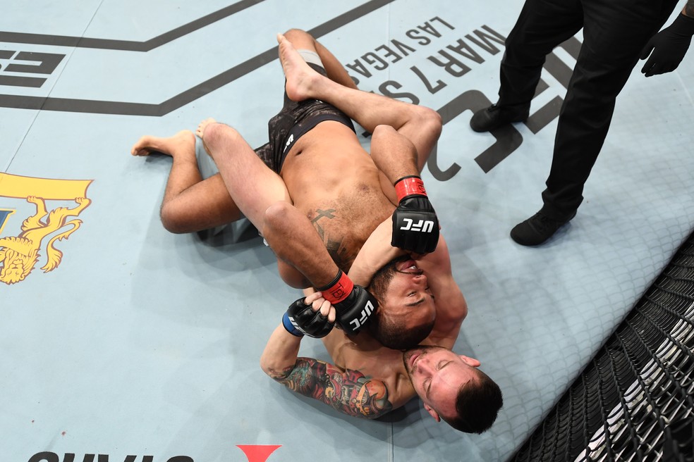James Krause tenta finalizar Trevin Giles no UFC 247 — Foto: Getty Images