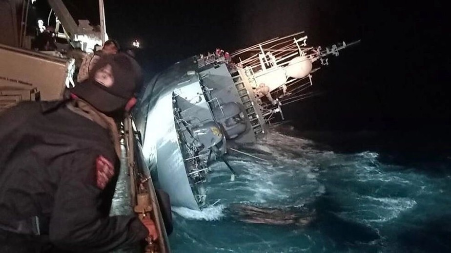 Pelo menos 31 marinheiros da Marinha tailandesa estavam desaparecidos na segunda-feira depois que seu navio afundou na costa sudeste da Tailândia, disse um porta-voz naval