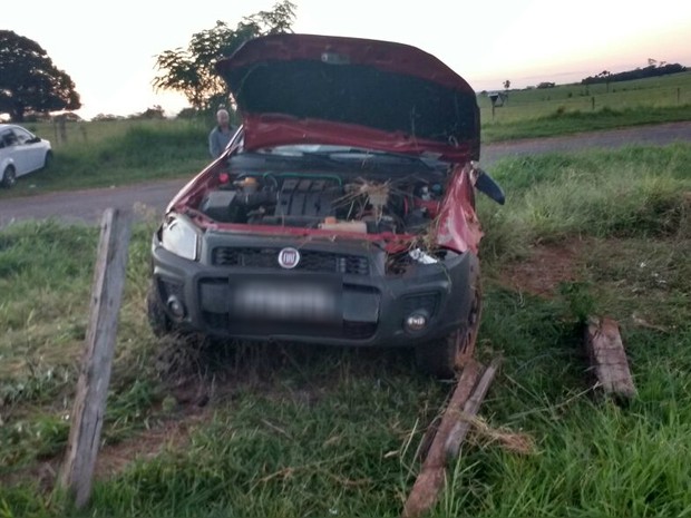 Segundo a PRE, carro capotou depois que condutor perdeu o controle em curva da PR-497 (Foto: Divulgação/Polícia Rodoviária Estadual)