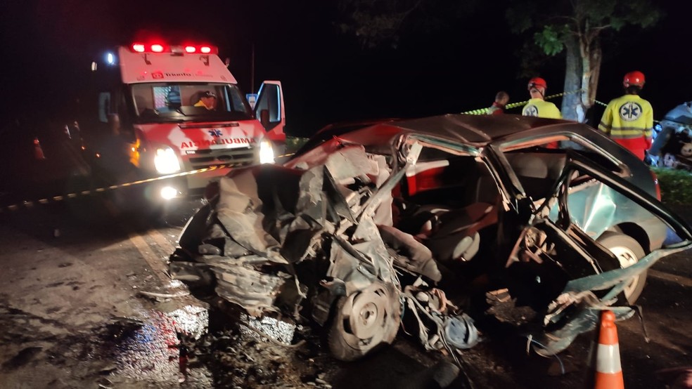 Três pessoas morreram no acidente, que envolveu dois carros, na região norte do Paraná — Foto: Reginaldo Tinti/Anuncifacil.com