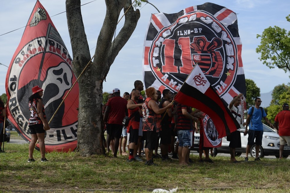 Poucos torcedores foram recepcionar o time no desembarque do Flamengo no Rio após o tri na Libertadores — Foto: André Durão