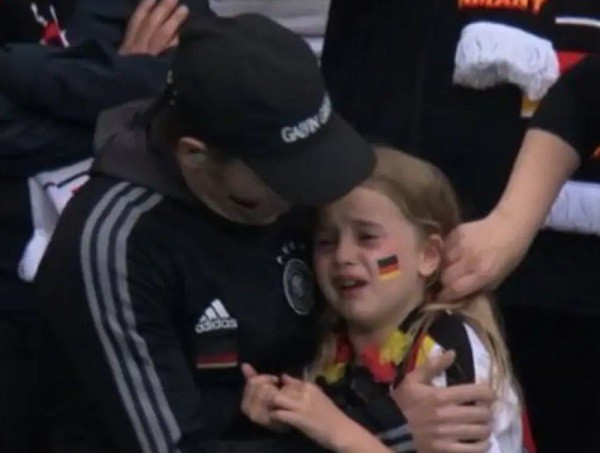 A menina alemã alvo de bullying e ataques xenófobos após ser flagrada chorando em Inglaterra x Alemanha na Eurocopa (Foto: Reprodução)