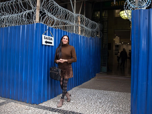 Márica Rocha na saída do Fórum João Mendes, no Centro de SP. Prédio passa por reforma  (Foto: Marcelo Brandt/G1)