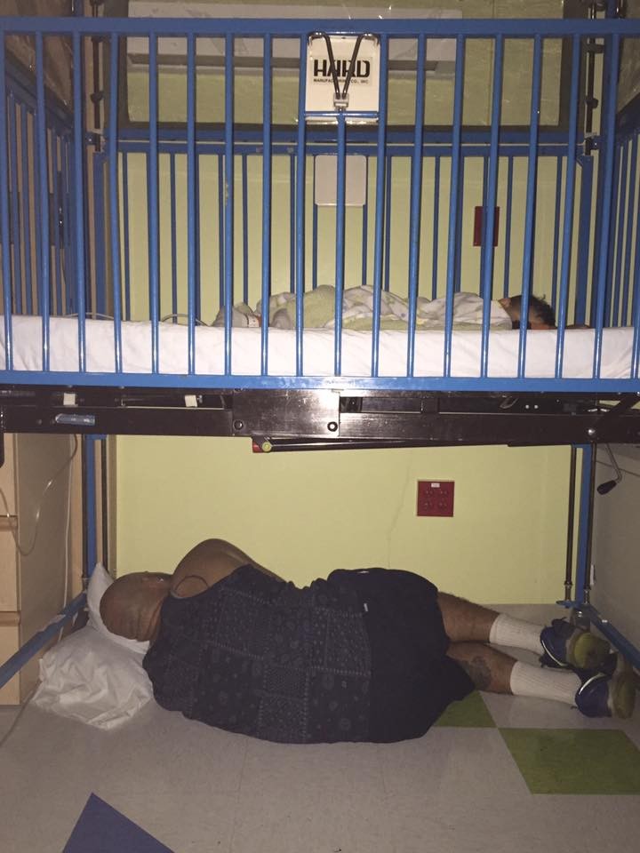 Andre Palmer dormindo embaixo do berço do filho (Foto: Reprodução Facebook)